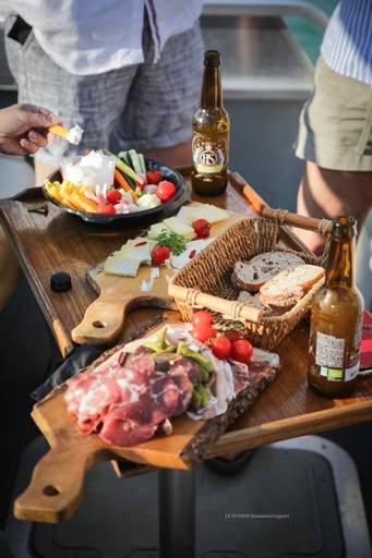 Formule apéritif : charcuterie, fromages, dips de légumes. 